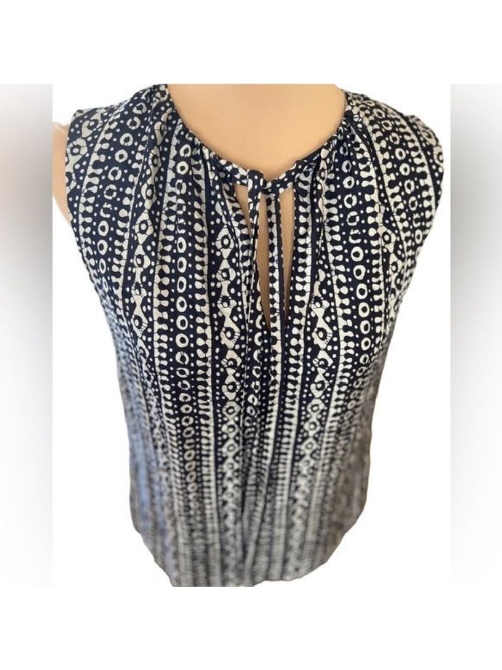 Tory Burch Women’s Blouse Silk Sleeveless Navy Blue and White Pattern Size 4
